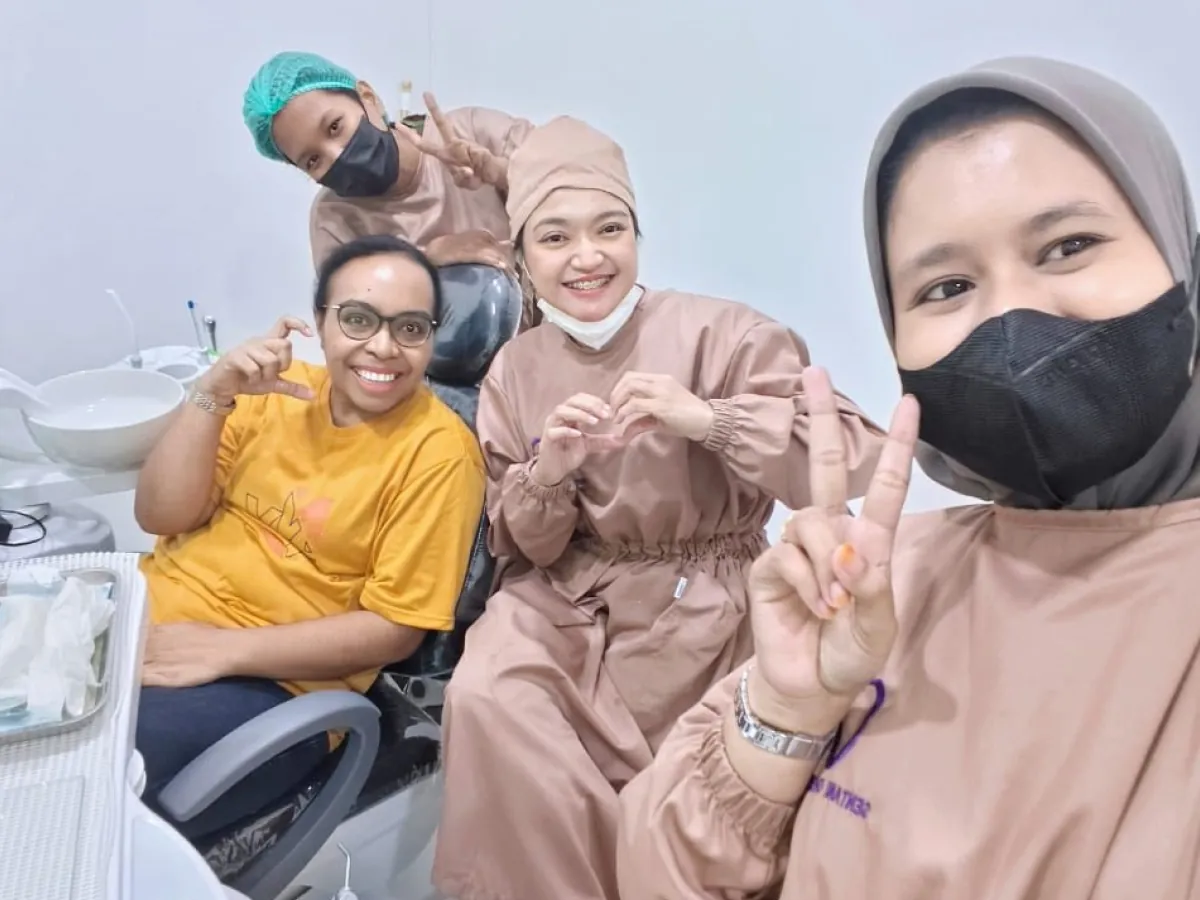Dokter gigi melayani pasien di Sentani Dental Care